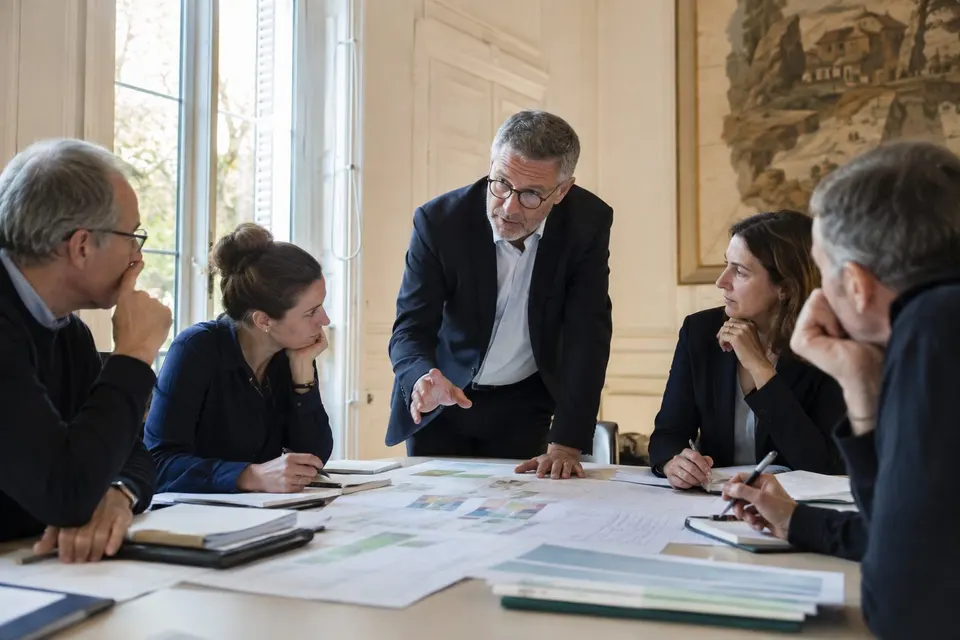 Consultant animant une formation auprès de responsables publics